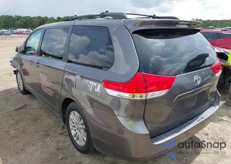 2013 Toyota Sienna Xle V6 8 Passenger z USA, uszkodzony, nr VIN 5TDYK3DC8DS310323